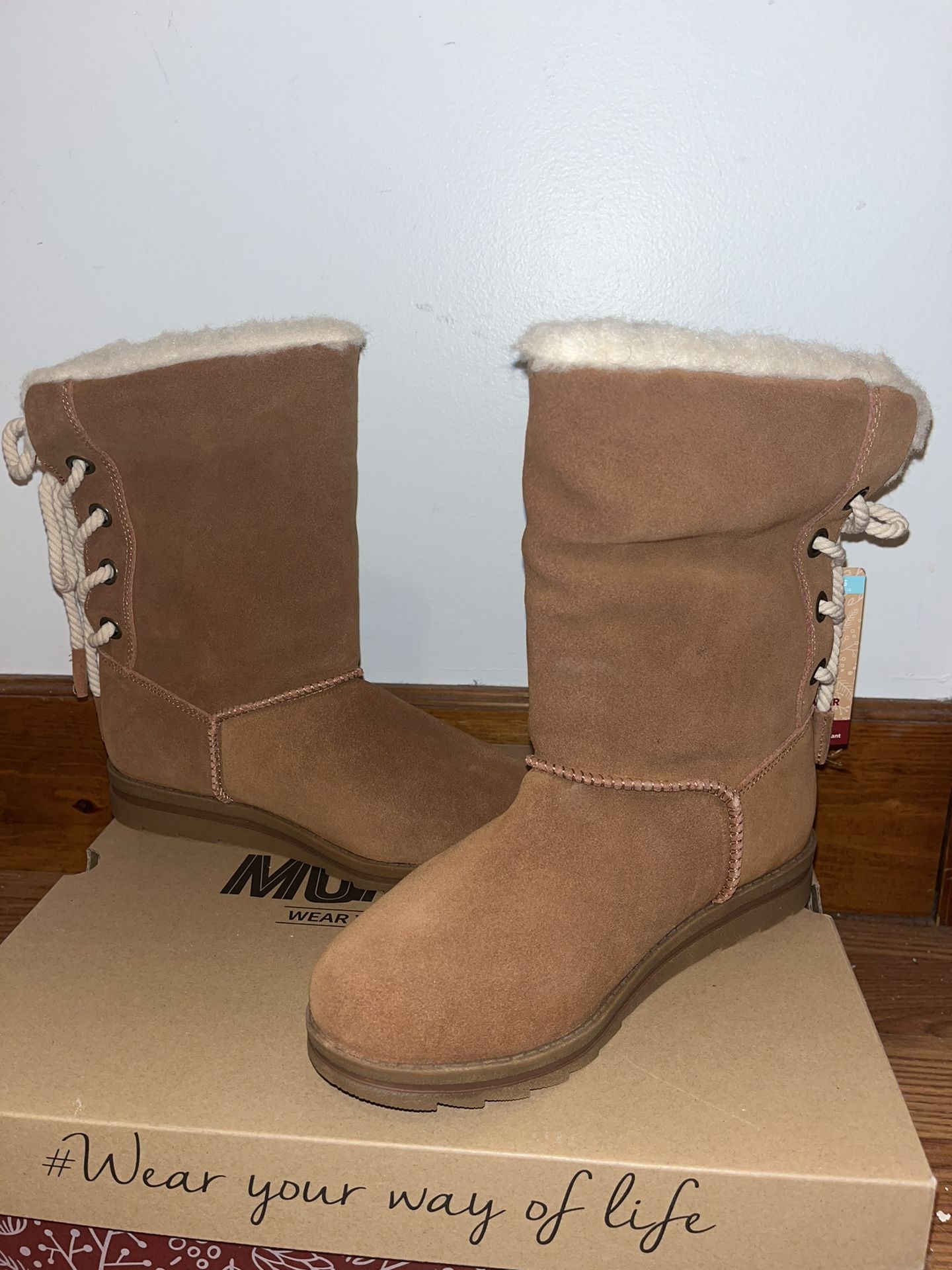 Muk luks Womens Boot Size 6