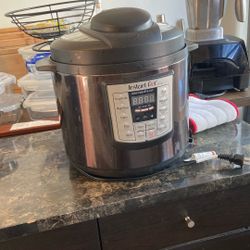 Medium Instant Pot IP-LUX