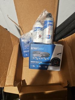 Detroit Axel Premium Ceramic Brake Pads With Brake Cleaner And Brake Fluid For  2007-2012 Nissan Cube Versa Sentra