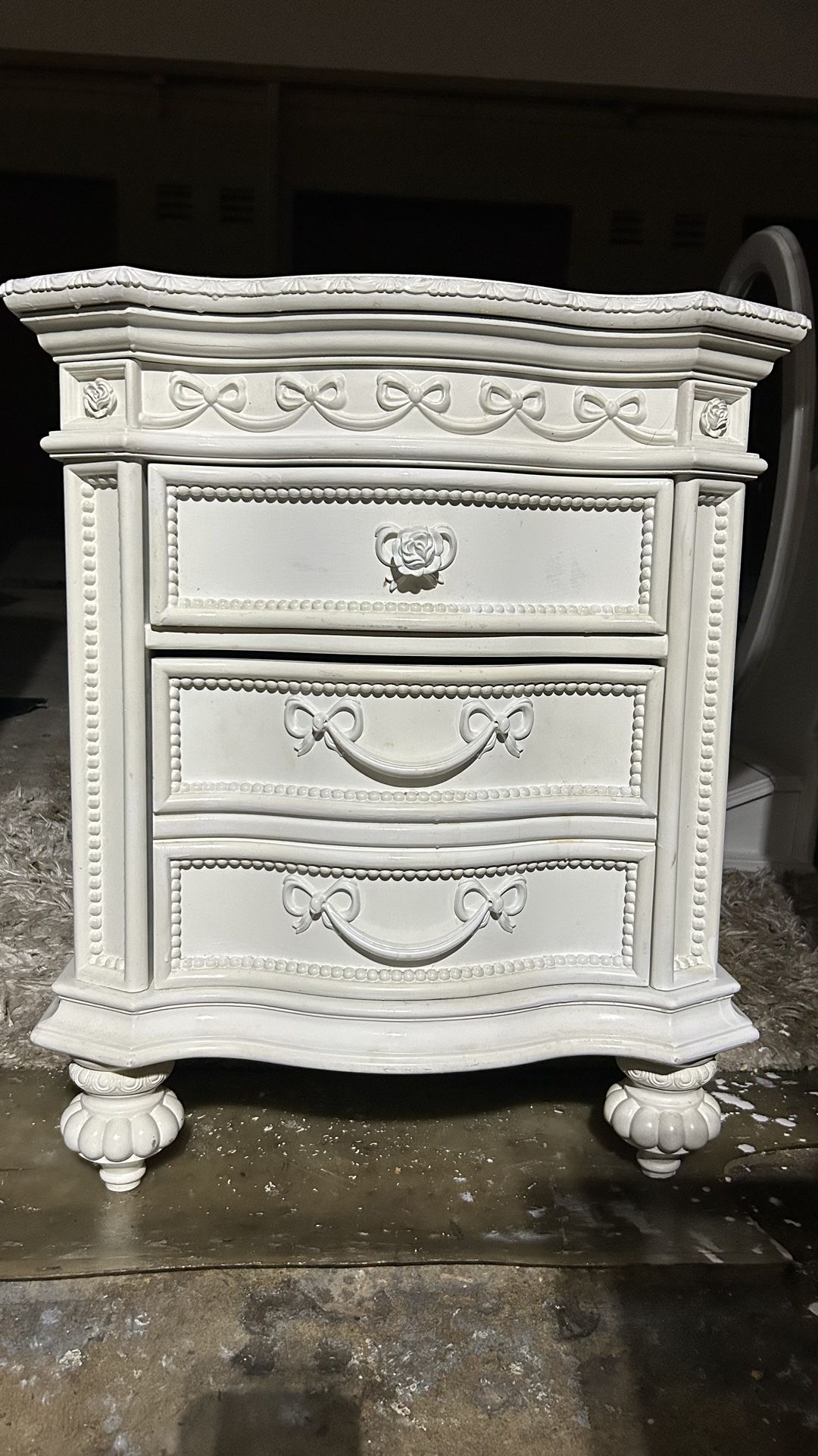 1 Nightstand,white,W25”*D15”*H28 (Pick up location:Doral 33166)