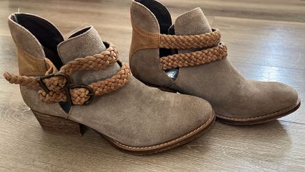 Women boots size 6 1/2 $25