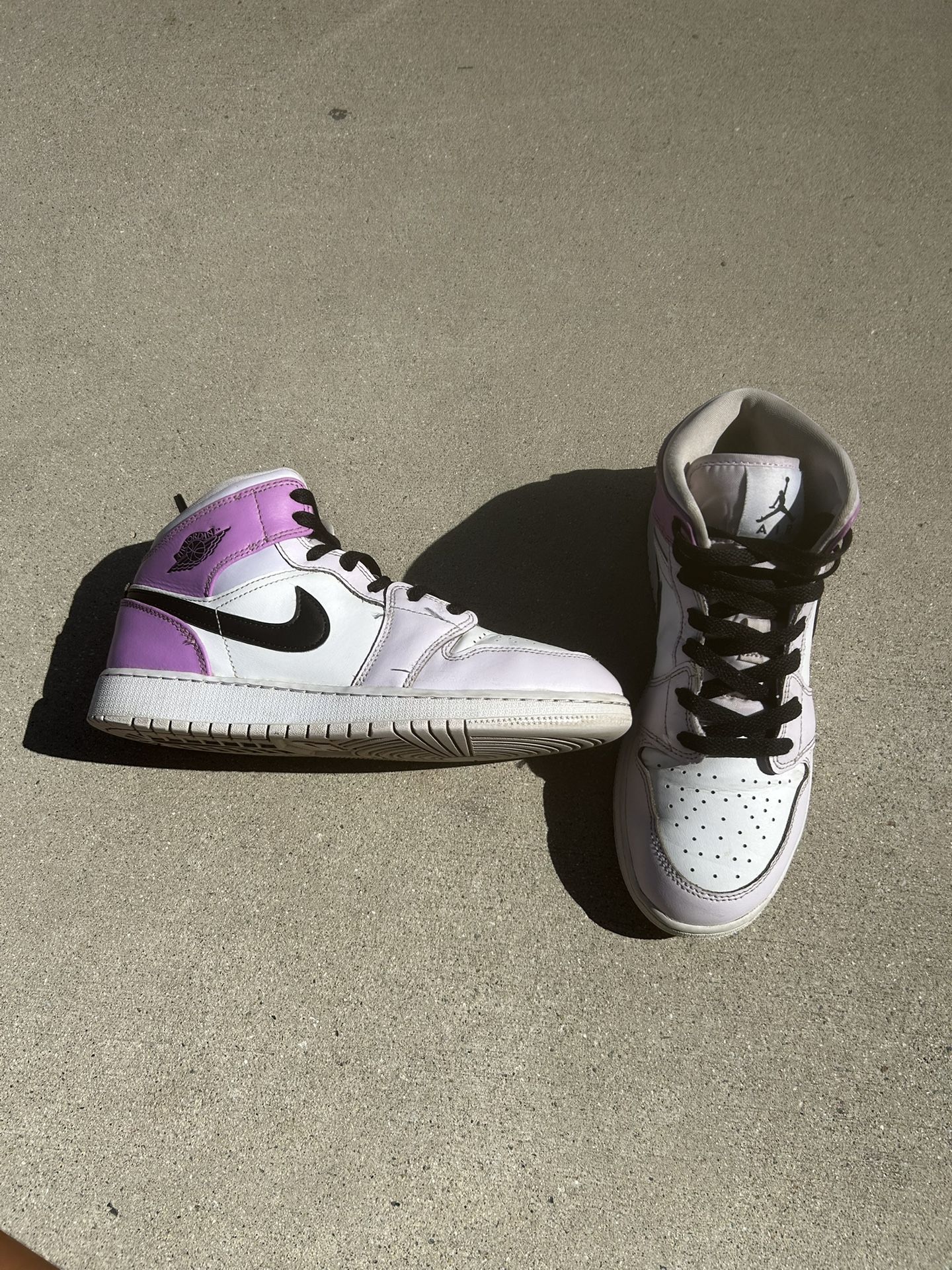 Women’s Air Jordan 1’s ‘Barely Grape’ Mid
