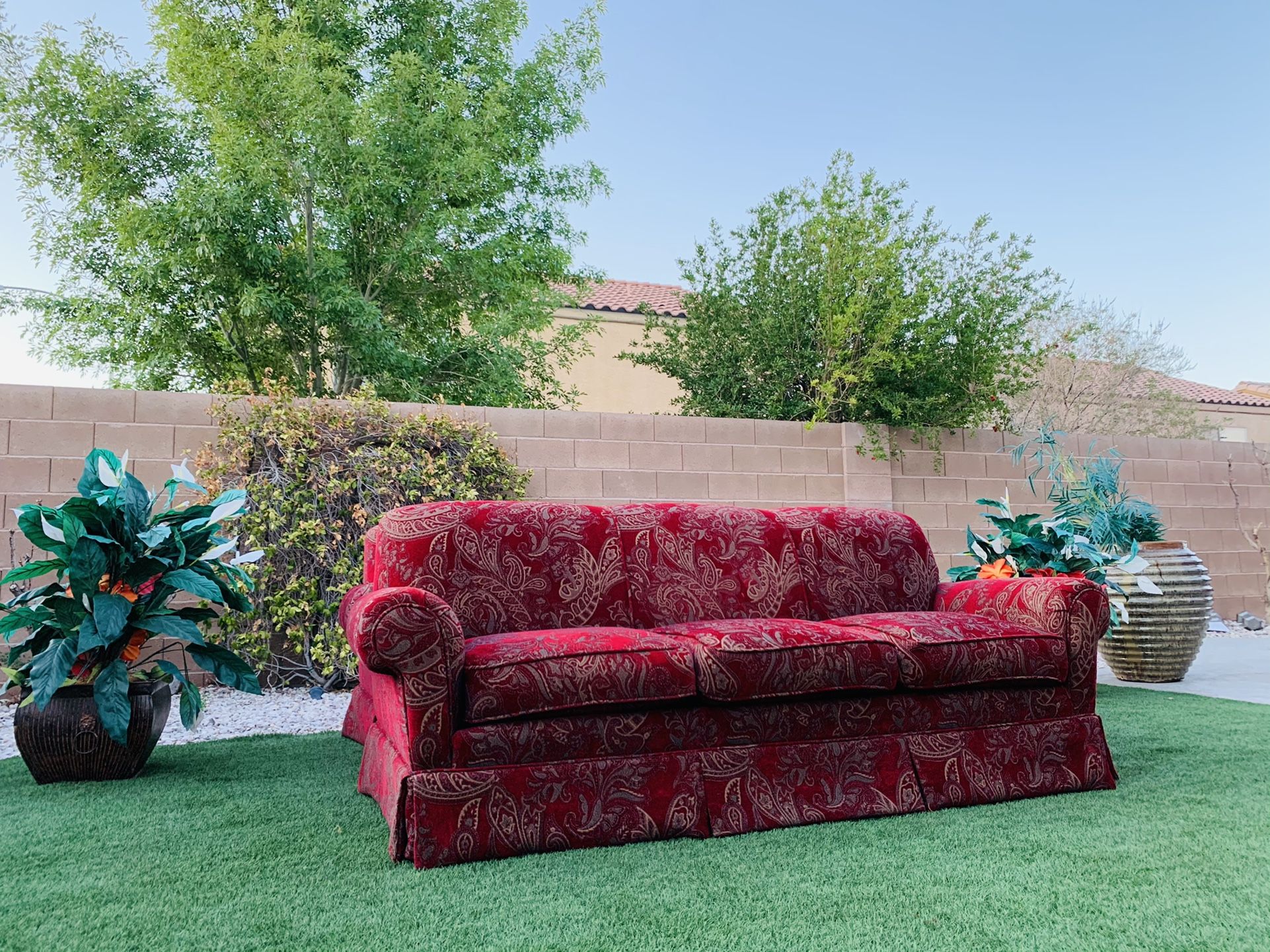 BEAUTIFUL LIVING ROOM SET ( GENTLY USED 🥰👌🏻 ) FREE DELIVERY 🚛 FIRM PRICE $1250 ( RED COLOR ) SMOKE/PETS FREE 🥰