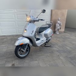 Vespa GTS 250, Low Miles - Good - 2009 – Los Angeles, CA
