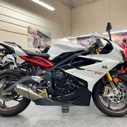 2017 TRIUMPH DAYTONA 675R