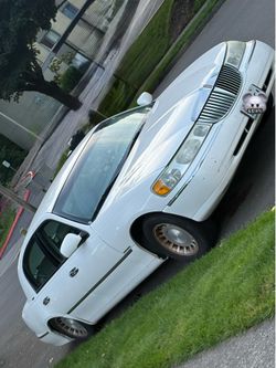01 White Lincoln Town Car