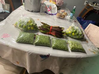 Guajes pelados $7 guajes en vaina $6 limones orgánicos $6