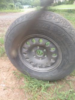 6 Lug Aluminum  Rim With A  Almost  New Tire. 16 Inc P245 75 R 16 