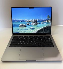 MacBook PRO M3 • 1TB SSD 16GB ram