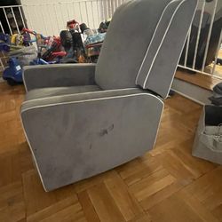 COUCH FOR SALE (PRICE NEGOTIABLE)
