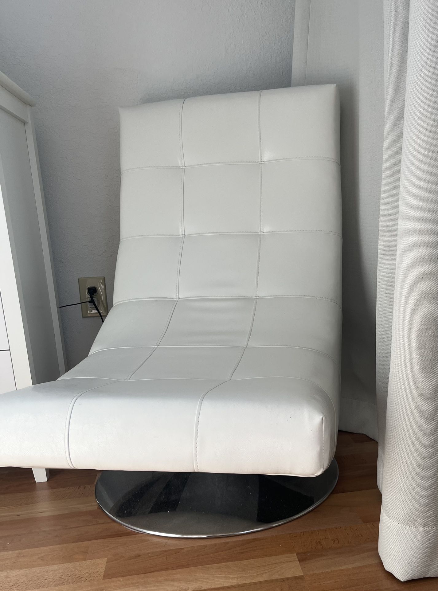  Chair White