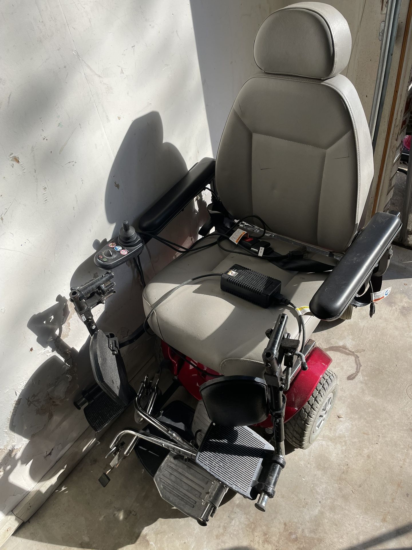 Mobile Chair AS-IS NEEDS NEW BATTERIES 