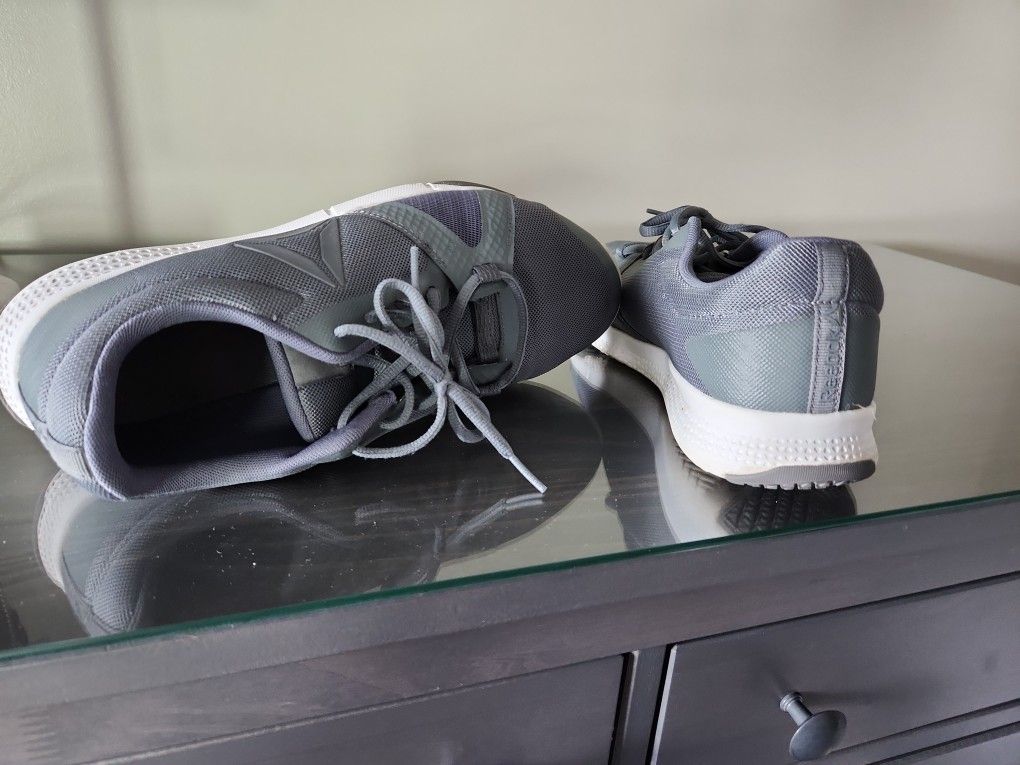  Men's ATHLETIC.SHOE. Size 9.5 Reebok