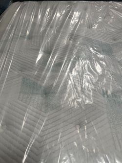 Queen Simmons Beautyrest Harmony medium mattress