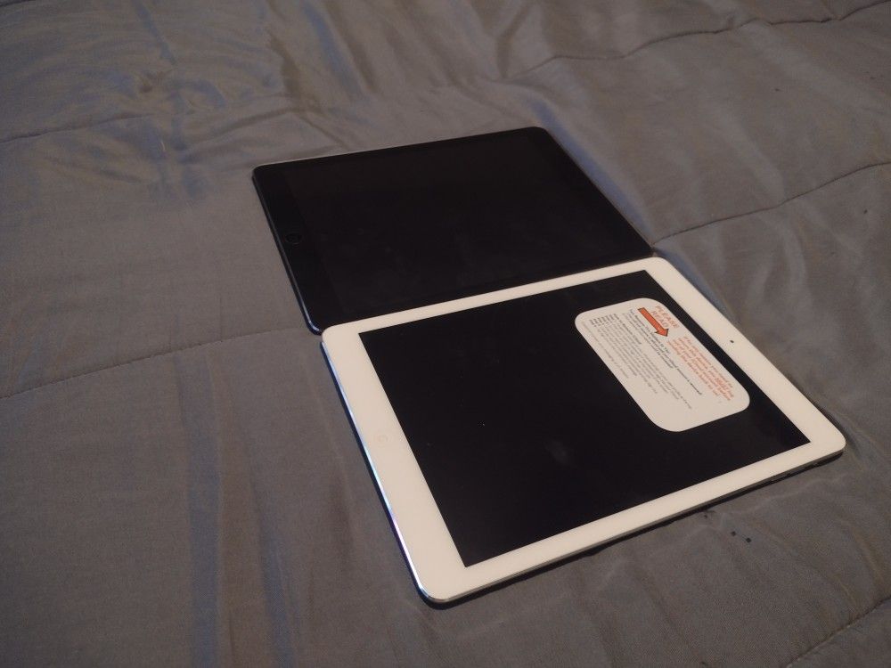 2 Apple iPads Fully Renewed By Apple NEW