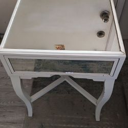 Cute Mirrored Side Table.  23x16x15 . 