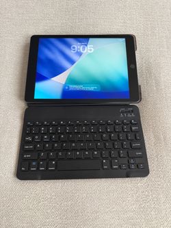 Apple iPad Grey 9th generation Wi-fi w/ Bluetooth keyboard