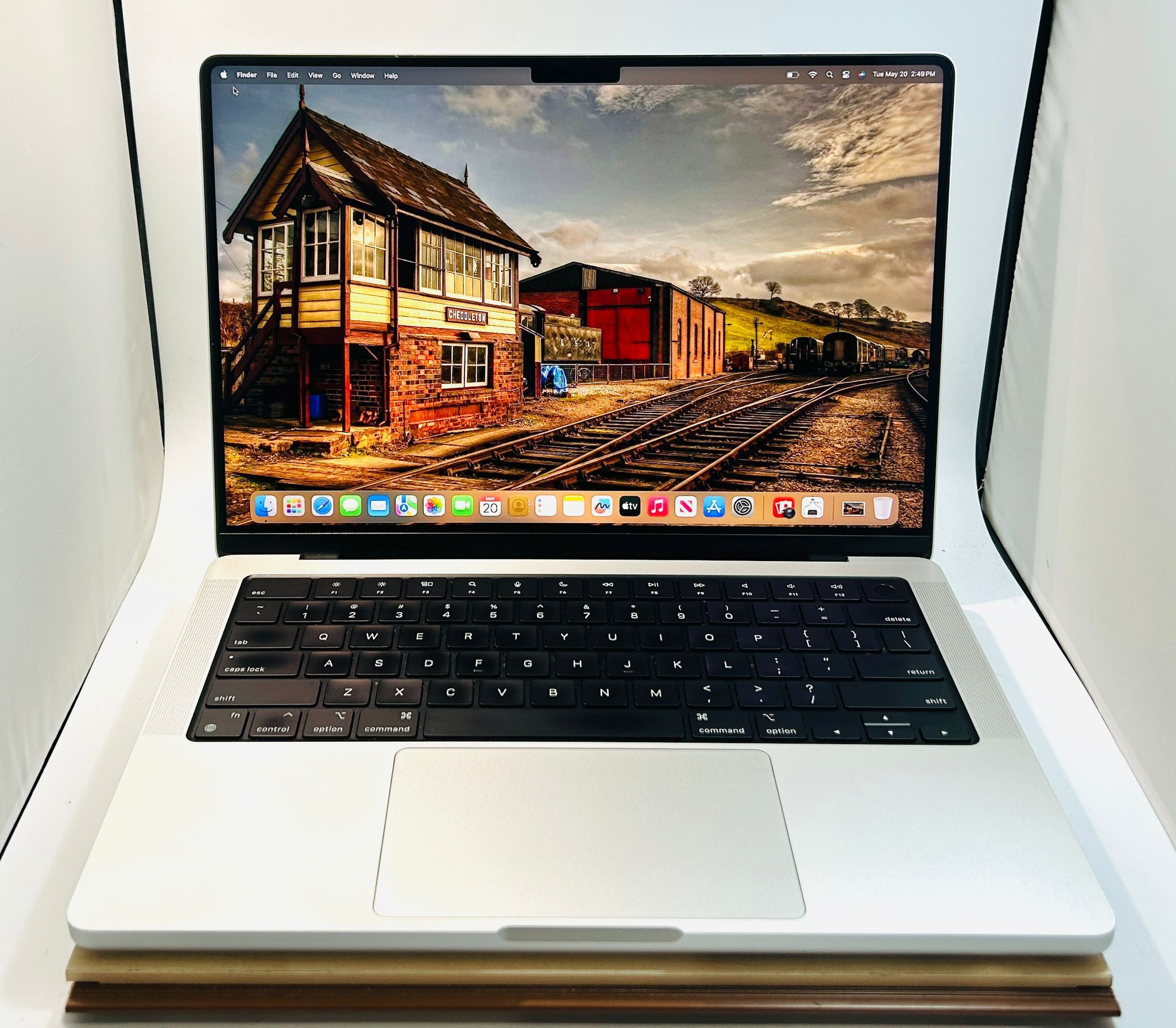 Apple MacBook Pro 14” (M1 PRO) 8-CORE 16GB 1TB Fully Functional!!!