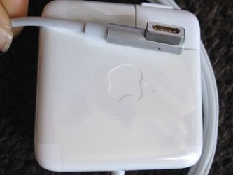 45 Watts - MagSafe 1 - 'L' Shape - ORIGINAL WITH APPLE LOGO ON IT Chargers for Apple MacBook
