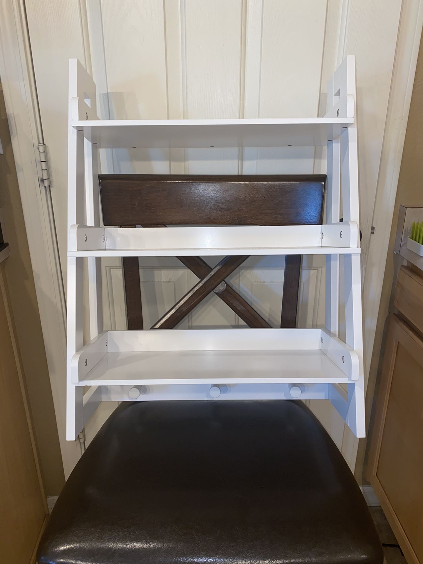 Hanging ladder shelf with knobs for hanging