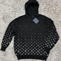 LV pullover size M