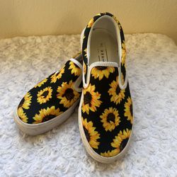 Three In Shoes Slip On Sunflower Canvas Sneakers Loafers Women’s Size 6.5 EUC