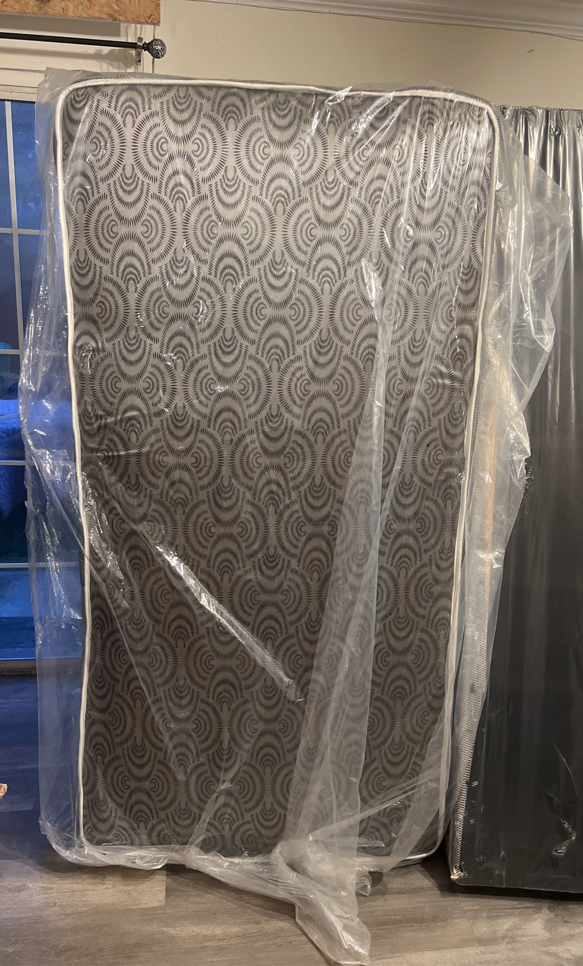 TWIN BED WITH MATTRESS ANS BOX SPRING 