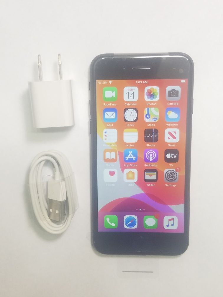 New Iphone 7 32 gb cricket new with charger