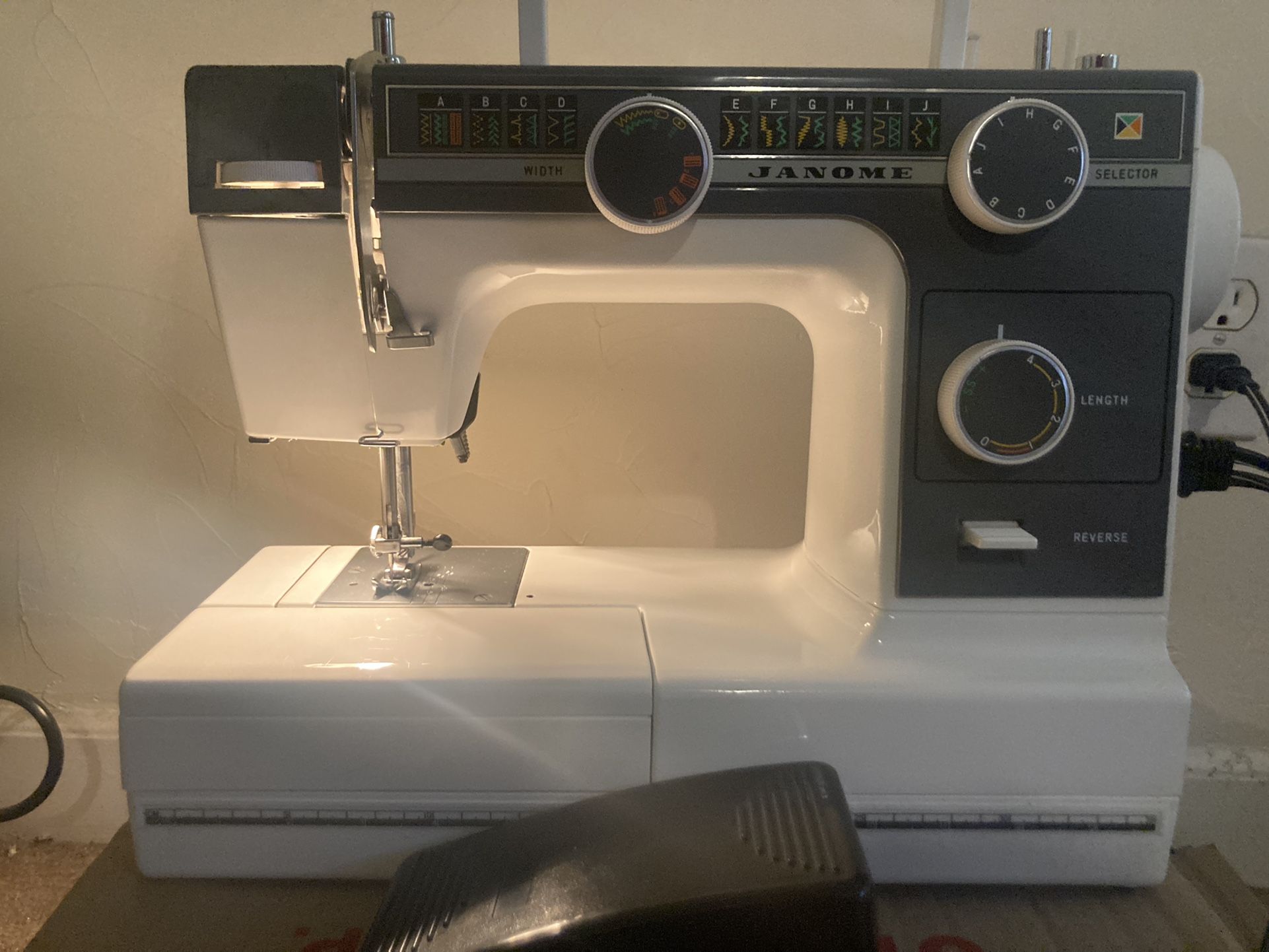 Commercial Grade Liteweight Janome L392 Sewing Machine Like New Paid $500