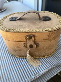 Nice Leather oval box felt-lined inside
