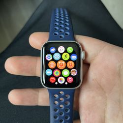 Apple Watch SE Nike +