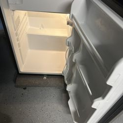 Frigidaire Fridge With Freezer 