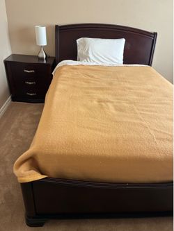 Najarian 3 Piece Queen Bedroom Furniture Set
