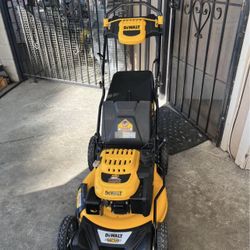DEWALT 21 in. 196cc E-GOV Engine 3-in-1 Gas RWD Self-Propelled Lawn Mower with High Rear Wheels
