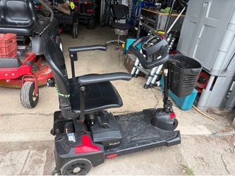 Scoot three wheel scooter