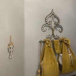 Wall Art And Towels (Optional)