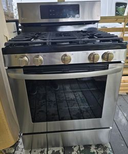 LG Stainless Steel Gas Range with 5 Burners/Like New