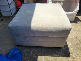 Ottoman w/ wheels or removed