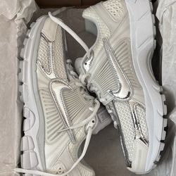 Nike Air Zoom Vomero 5 Chrome Toe Size 8.5
