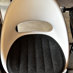 Rolling Office/ Desk Chair 
