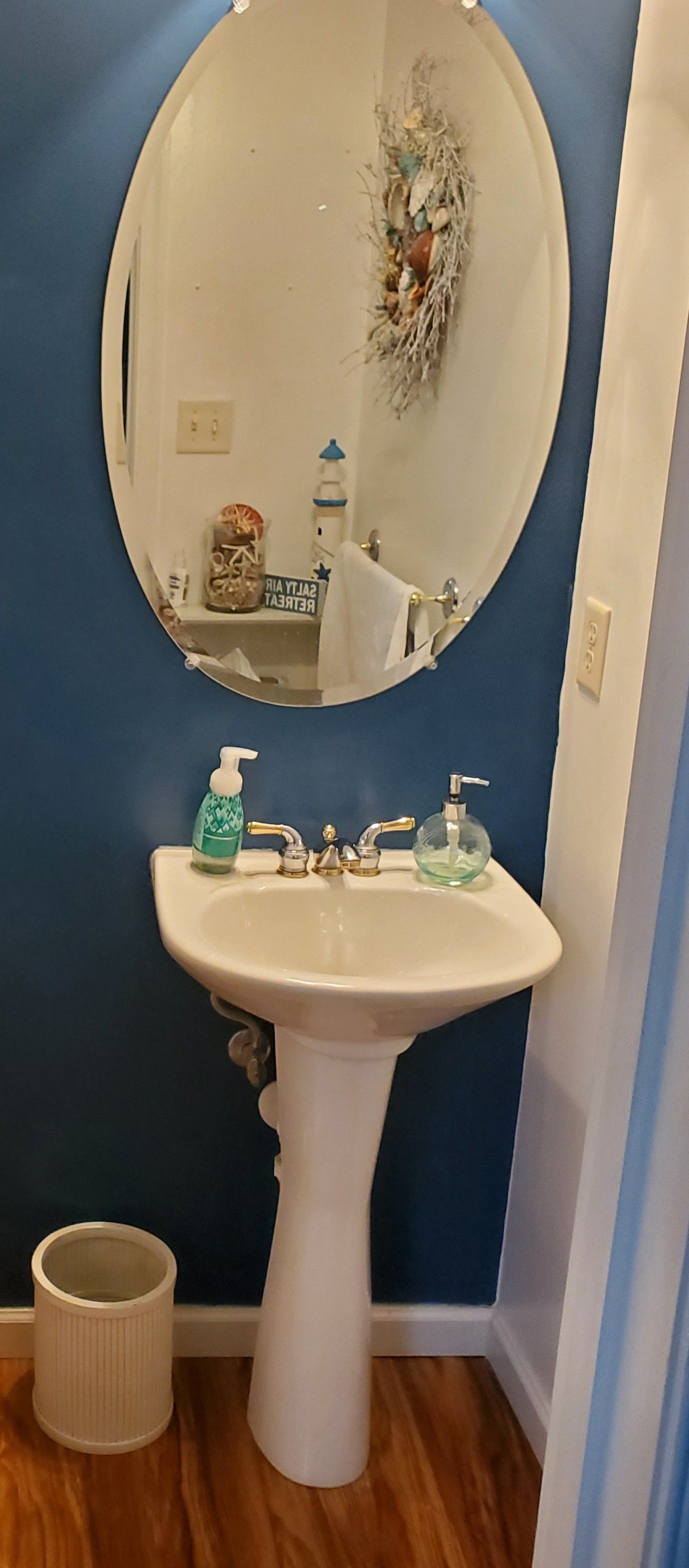 Pedestal bathroom sink
