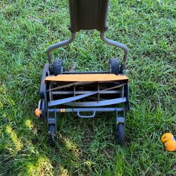 Fiskars Manual Lawn Mower