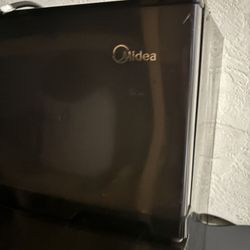 Midea Mini Fridge With Freezer 