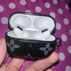 AirPods Pro with Mag Case White