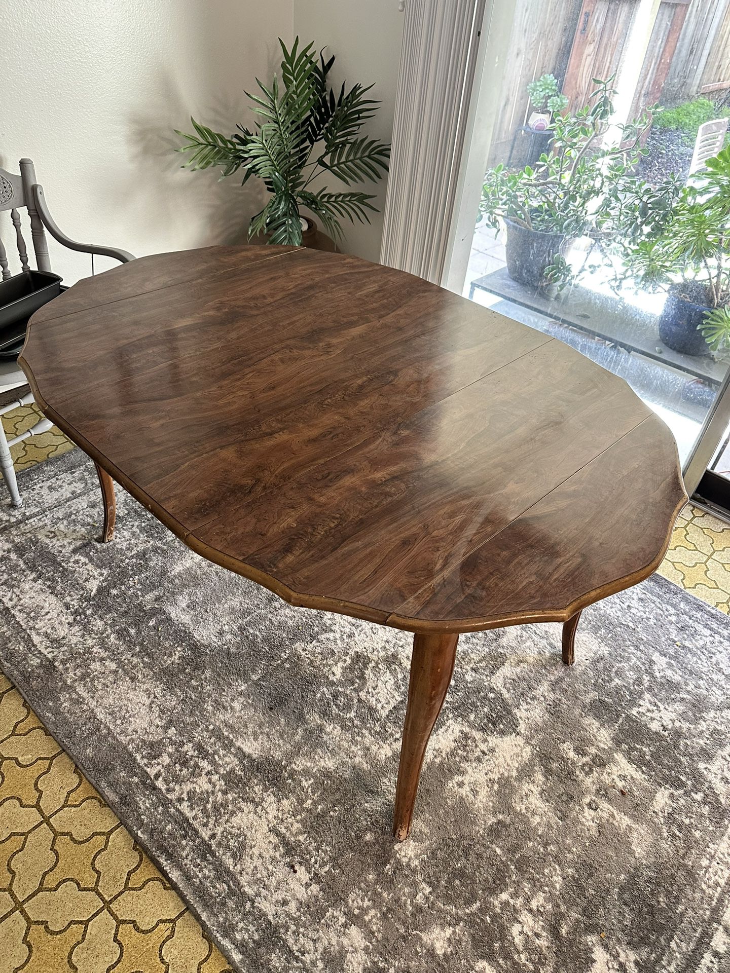 Traditional Kitchen Table (retractable )