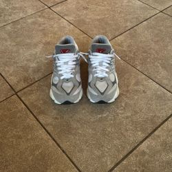 New Balances 9060 White/Gray Size: 7