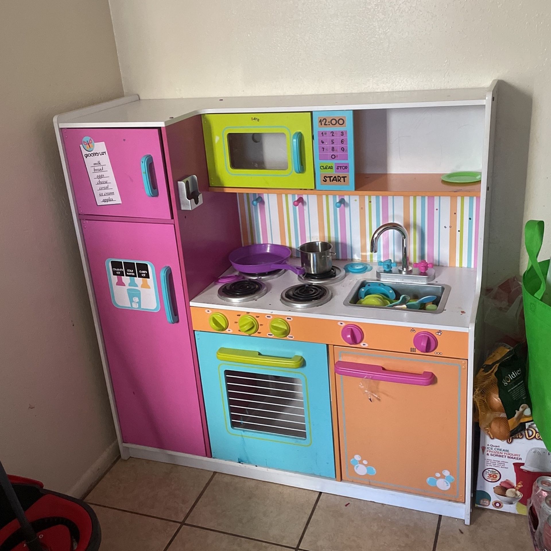 Deluxe Play Kitchen