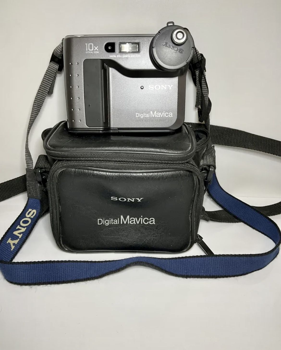 Sony Mavica MVC-FD73 ~ 0.4MP 10x Zoom Digital Camera  Grey  With Case ~ Untested