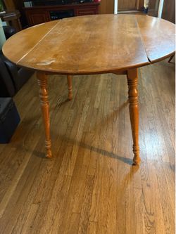 Drop leave around dining table made by colonial craft 903