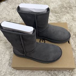 Brand New Women’s Size 7 Ugg Classic short II boots